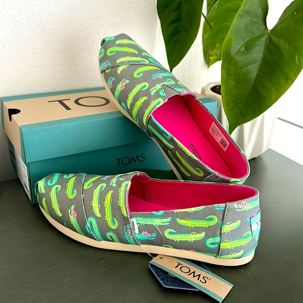 TOMS NWT Alligator print